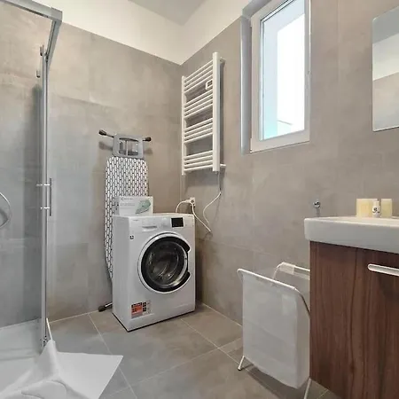 Green Home Apartment *
